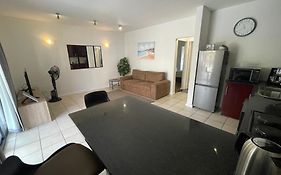 Modern Comfort At Oyster Walk
