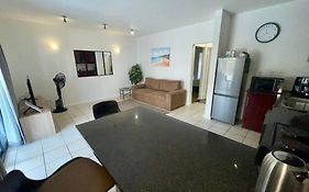 Modern Comfort At Oyster Walk