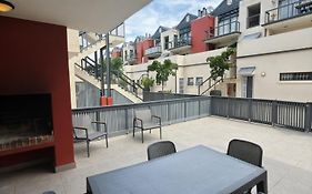 Modern Comfort At Oyster Walk